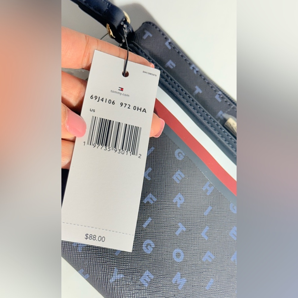 Tommy Hilfiger Signature Stripe Wristlet Navy Blue Wallet Clutch NWT - Picture 2 of 9